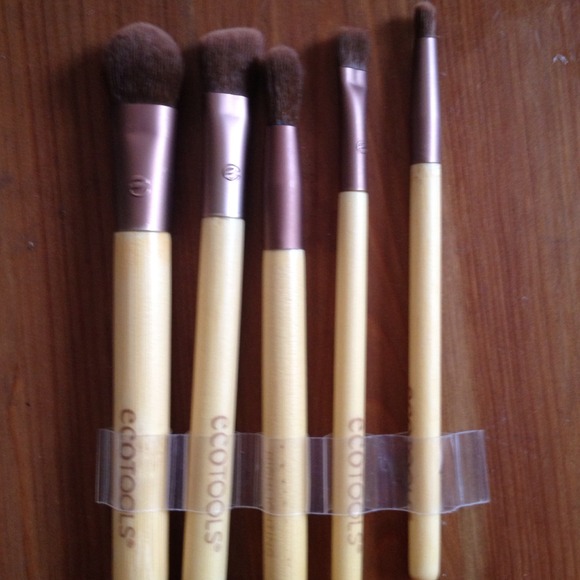 Travel Eyeshadow Brushes - Picture 2 of 3