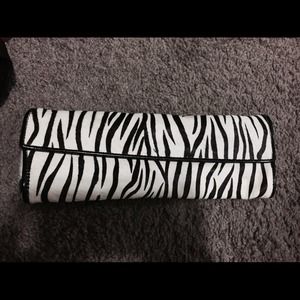 Zebra clutch