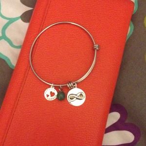 A look alike Alex & Ani's