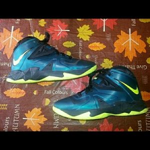 ? Reduced Lebrons Soldier 7's 6.5 Youth