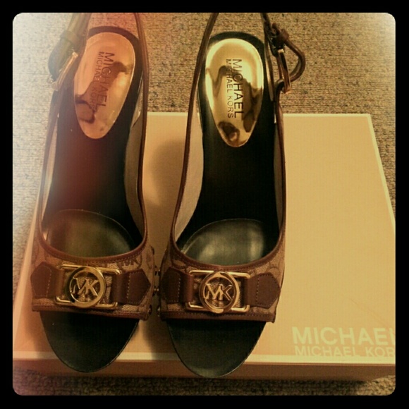 Brand New Michael Kors Charm Slingback.NEGOTIABLE