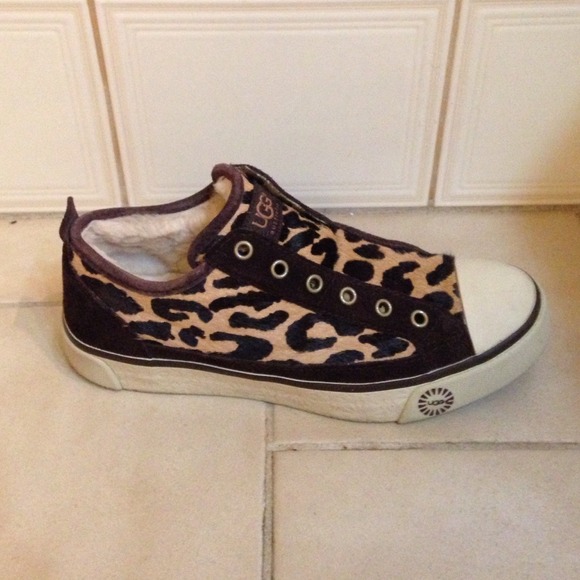 Reserved!!! Bundle 2 pair of Uggs and nikes