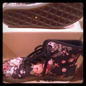 I am selling my Dr. Martens, airwaves.