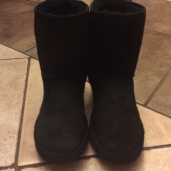 Black classic short uggs