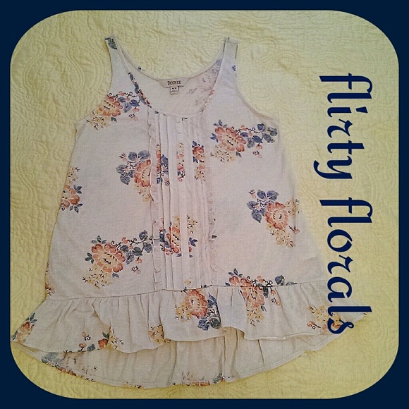 🆕 Flirty floral top 🆕