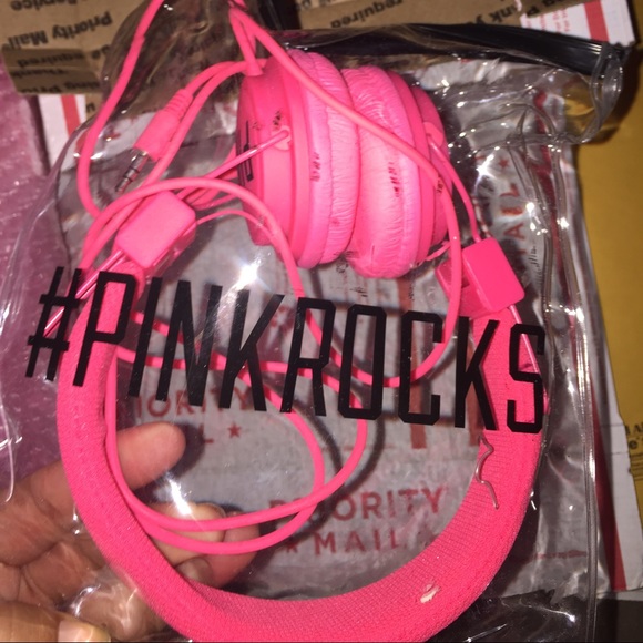 Never used new Victoria's Secret pink headphones❤ - Picture 2 of 4