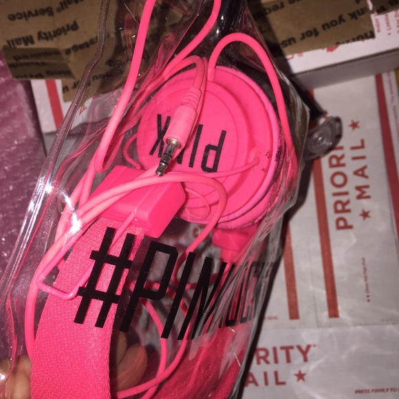 Never used new Victoria's Secret pink headphones❤ - Picture 3 of 4