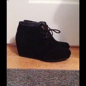 BLACK TOMS DESERT WEDGES