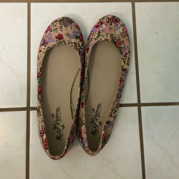Floral print shoes
