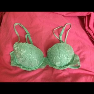 Victoria secret bras,2 wonderbra, & crop top