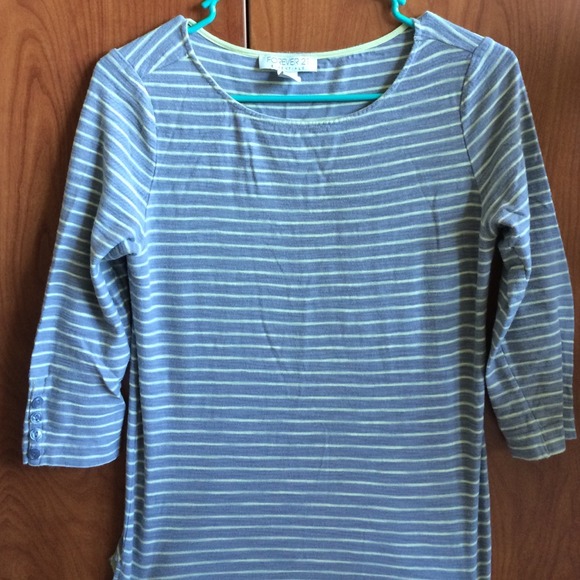 ** Gray and yellow striped tee