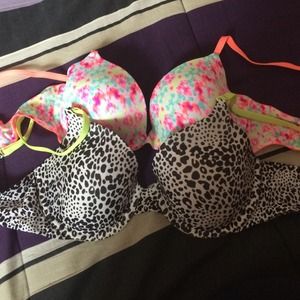 *on hold*2basically new Victoria Secret/PINK bras.