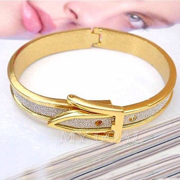 Accessories - Gold Metallic Buckle Cuff Bracelet💎💕