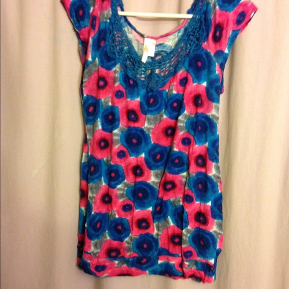 ‼️FREE WITH ANY PURCHASE‼️ 🌸Floral top!🌸 - Picture 2 of 4