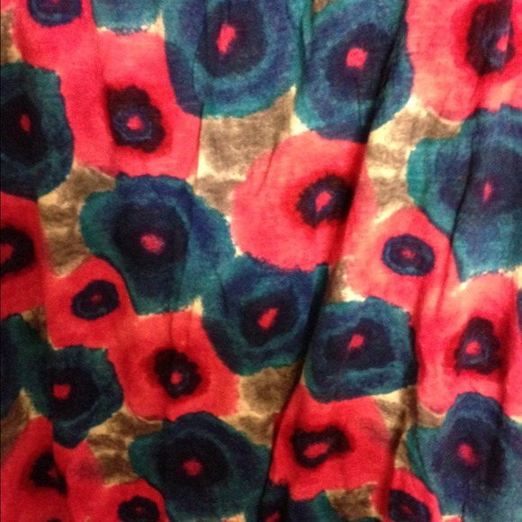 ‼️FREE WITH ANY PURCHASE‼️ 🌸Floral top!🌸 - Picture 3 of 4