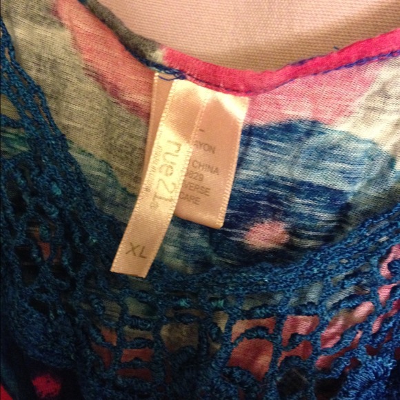 ‼️FREE WITH ANY PURCHASE‼️ 🌸Floral top!🌸 - Picture 4 of 4