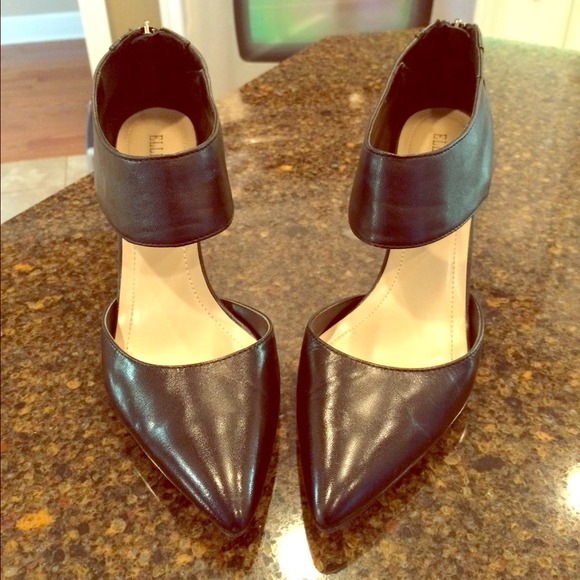 ELLEN TRACY BESS PUMP-BLACK LEATHER