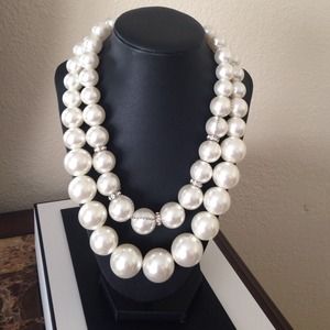 CHUNKY PEARL NECKLACE W/rhinestone accents