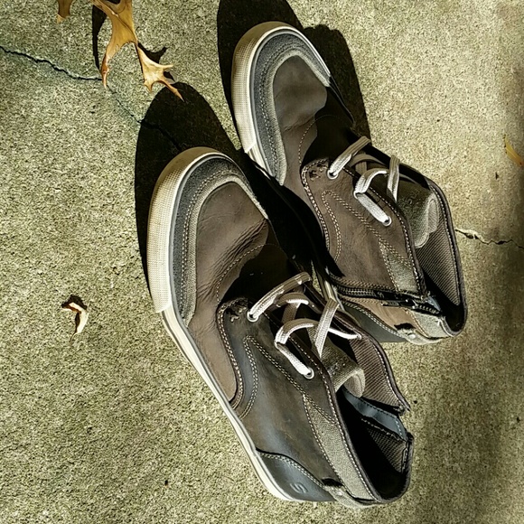 ●●SOLD●●Boys, brown leather low cut tennis shoes.