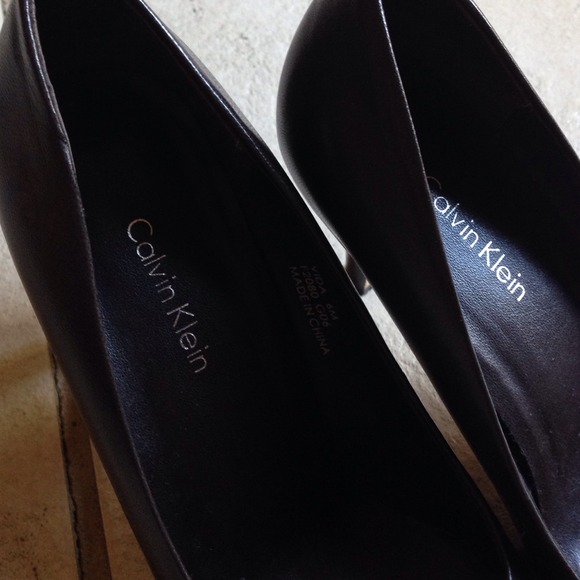 Calvin Klein chocolate brown pumps - Picture 2 of 4