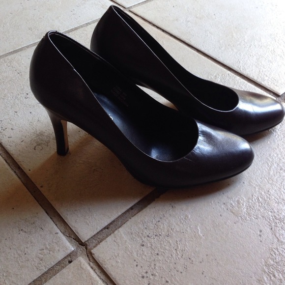Calvin Klein chocolate brown pumps - Picture 3 of 4