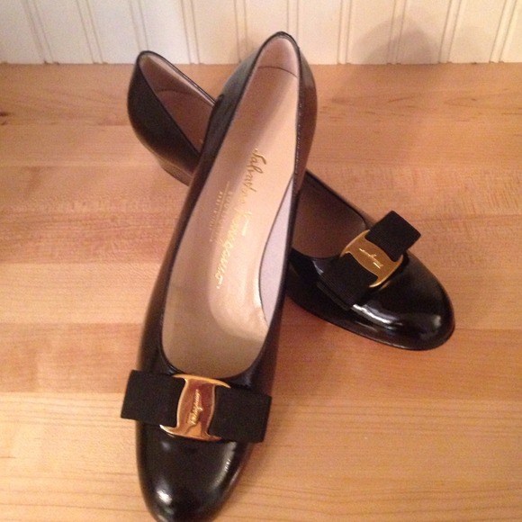 Authentic!!! Ferragamo 'Vara' pump