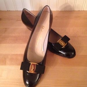 Authentic!!! Ferragamo 'Vara' pump