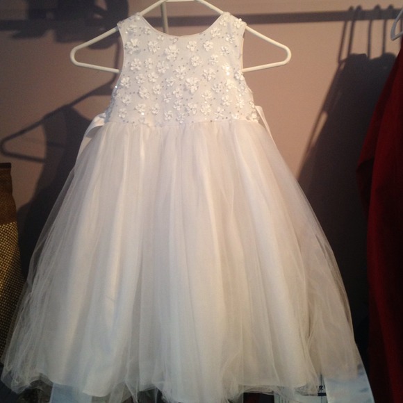 Kids dress. Kids size 4. It can fit a size 4-8