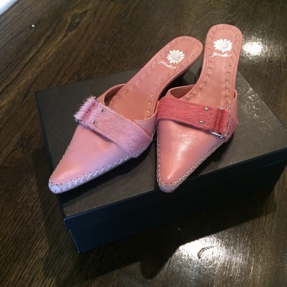 Classy leather slipper and faux fur strap