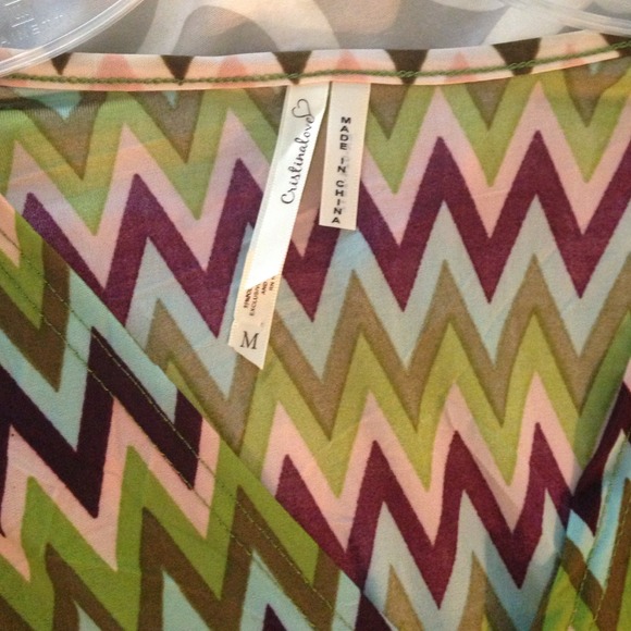 ❤️ V-Neck Dress Chevron Patterned - Picture 2 of 2