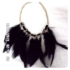Statement feather necklace