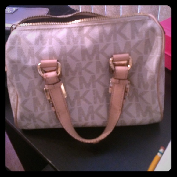 Michael kors bag & matching wristlet bundle!