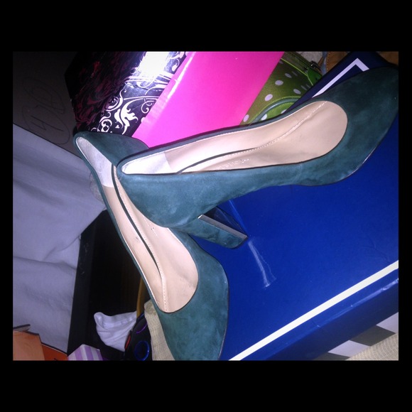 Banana Republic peacock high heels 👡