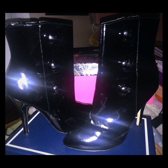Black shiny boots 👢