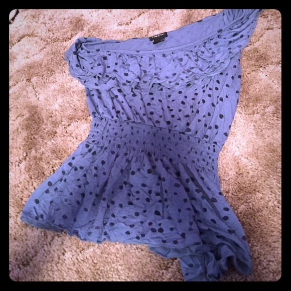 Blue one shoulder shirt.