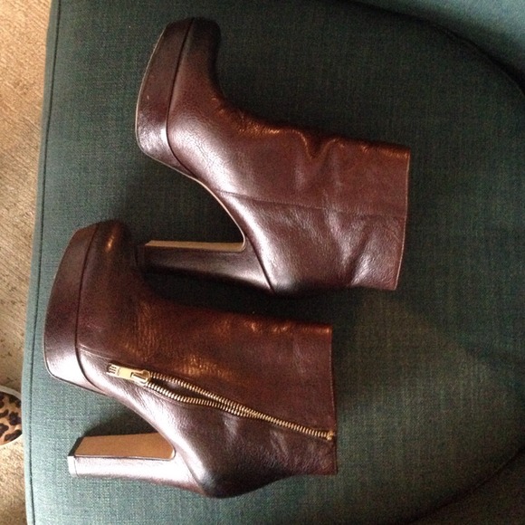 Vince Camuto brown Booties - Picture 2 of 3
