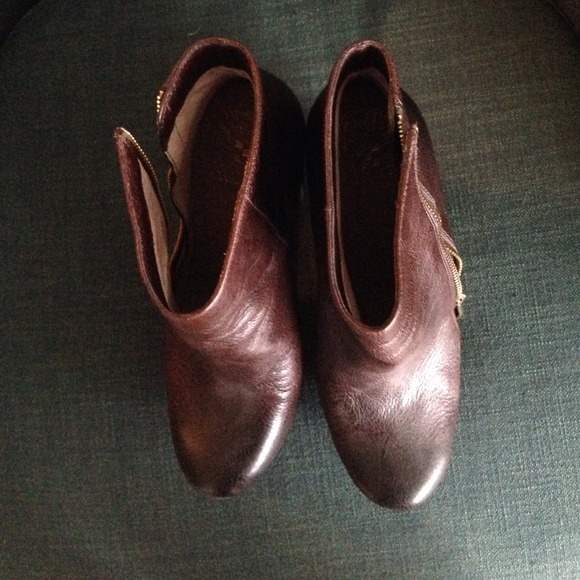 Vince Camuto brown Booties - Picture 3 of 3
