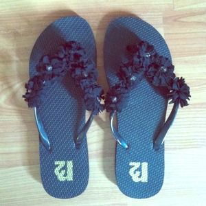 r2 flower flip flop