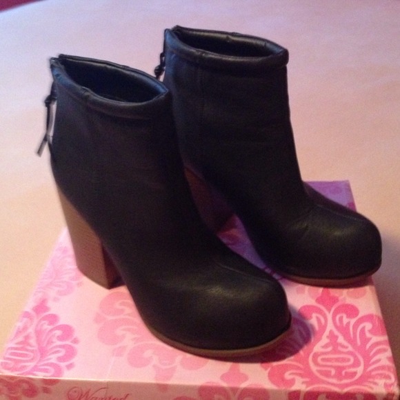 Elle leather boots size 8