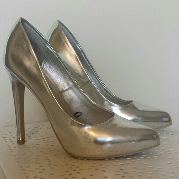 Silver metallic pumps Forever 21
