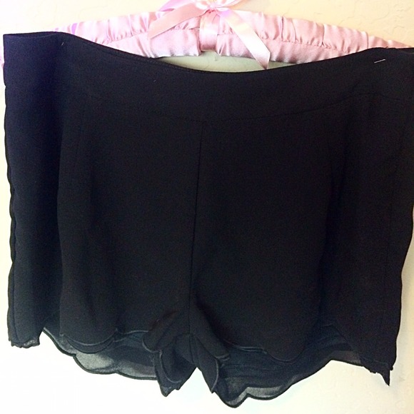 Tobi Layered Scallop Shorts(brand new never worn!)