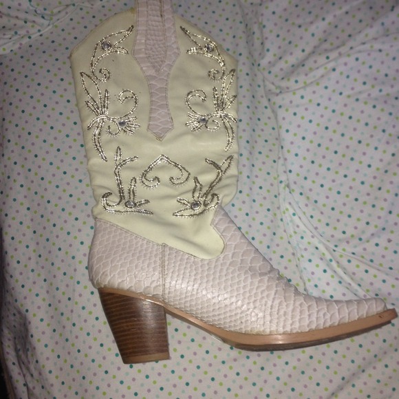 Cream colored western boots - Picture 1 of 4