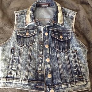 Acid Washed Vest With Studded Collar