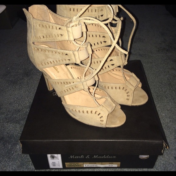 Cream lace up open toe sandals 👠