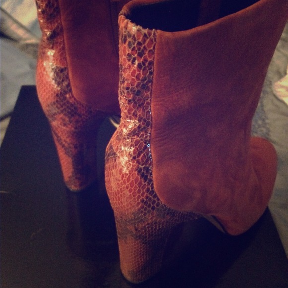 BOUTIQUE 9 Suede and leather snake skin boots! Sz9
