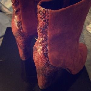 BOUTIQUE 9 Suede and leather snake skin boots! Sz9