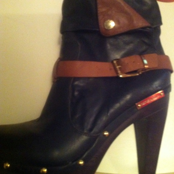 BCBG GENERATION LEATHER BOOTIES w/Brown accents 11