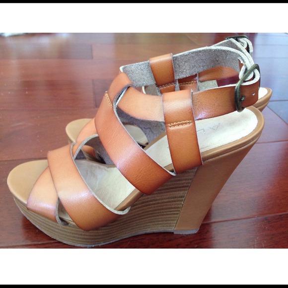 πHPπ πREDUCED Aldo Cognac Leather Wedges π - Picture 2 of 2