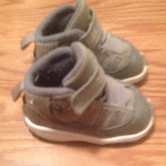 Jordan's size4c grey & white.