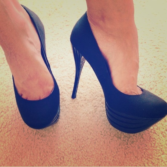 BEATIFUL Bebe black satin pumps brand new
